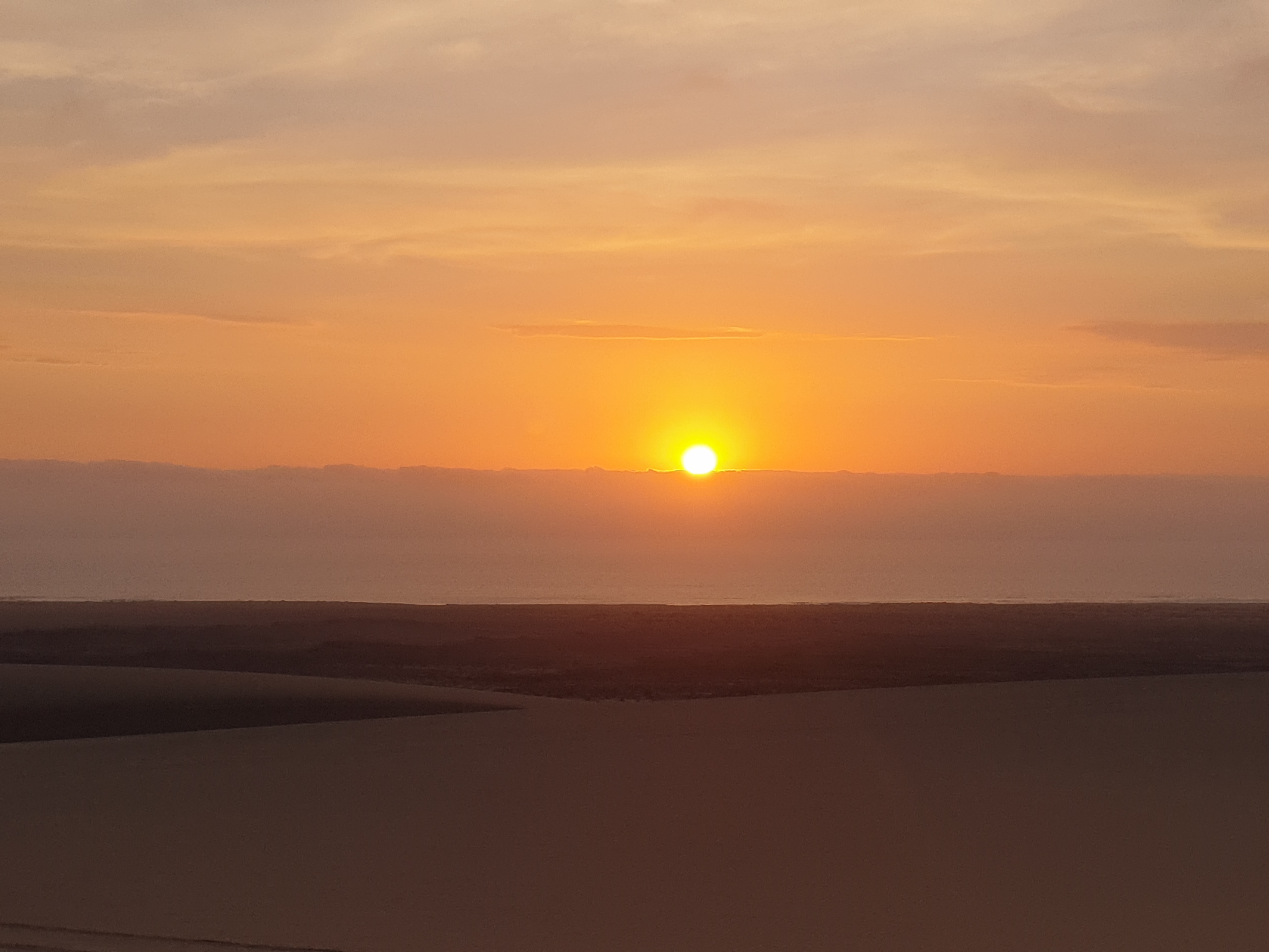 Coucher du soleil sur les dunes de la Côte des Squelettes, Schipwreck lodge, Namibie.